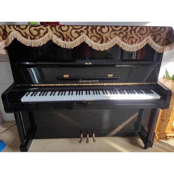 Đàn piano cơ Schweizerstein HU200 có thiết cứng cáp sang trọng.